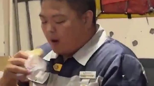 男生吃媳妇做的早饭 虽然很硬也不敢嫌弃