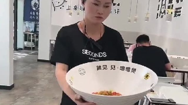男子在饭店点了份“大碗面”，不仅碗大 面看着也色香味俱全