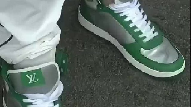 离谱！八千多买的奢侈品鞋，遇下雨天竟然掉色