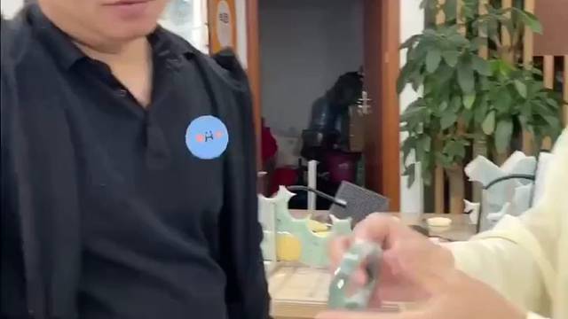 五位数的飘花翡翠手镯毛坯居然起出了六位数的效果！这样的花色你喜欢吗？