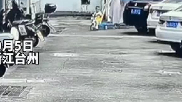 司机倒车将宝妈和幼儿撞倒在地