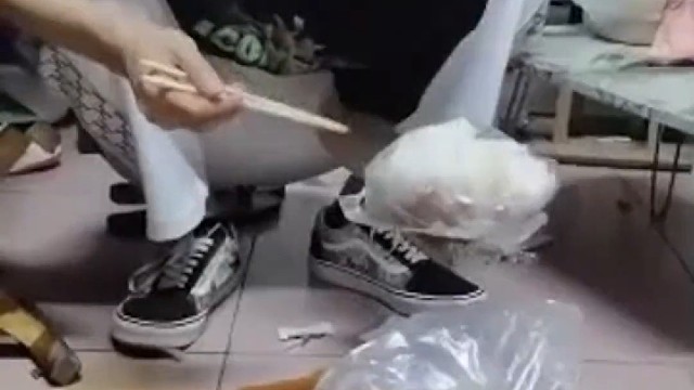 男生外卖打翻在地毫不犹豫蹲下来就吃