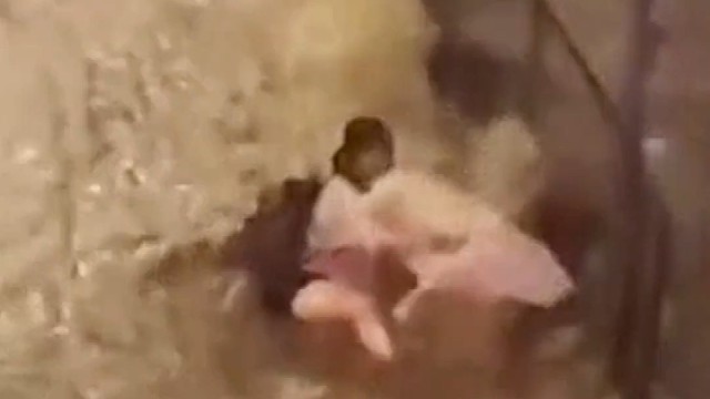 暴雨街道成河，路人被水冲走无法起身！