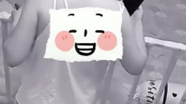 这宝宝的行为真是让人哭笑不得，妈妈更是情绪“稳定”！