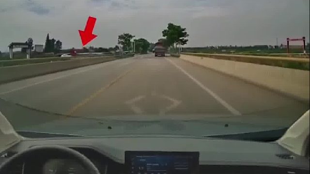 没有红绿灯都在十字路口直行，不懂就问这算谁的责任？