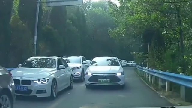 看你以后还敢逆行不！