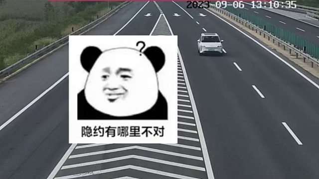 小轿车错过高速口突然停车，后车猝不及直接撞上！