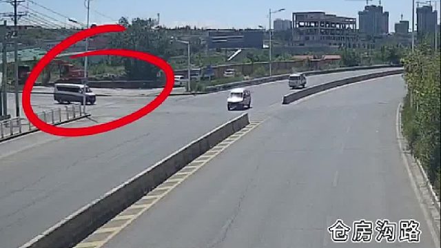 争道抢行负全责！