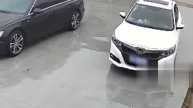 男子2次示意仍被汽车溅一身水，男子：追上后对方道歉赔偿