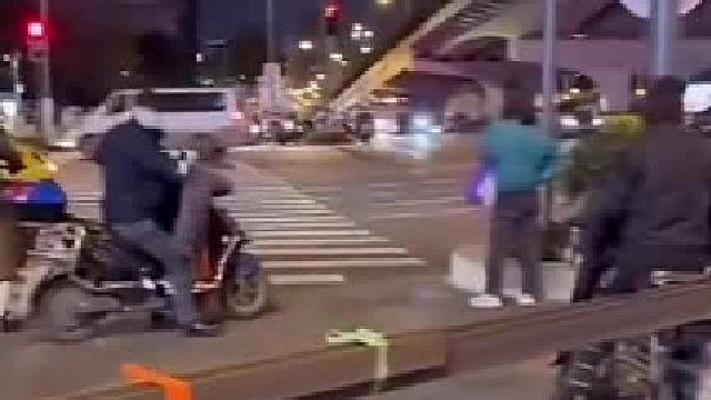 白天都未必看得清楚，晚上这样拖运撞上去了算谁的……