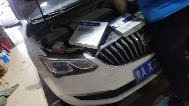 别克英朗1.5L更换绅途高性能全合成机油和三滤进行中感谢哥们信任与支持