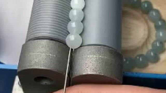 项链的珠子是这样穿的