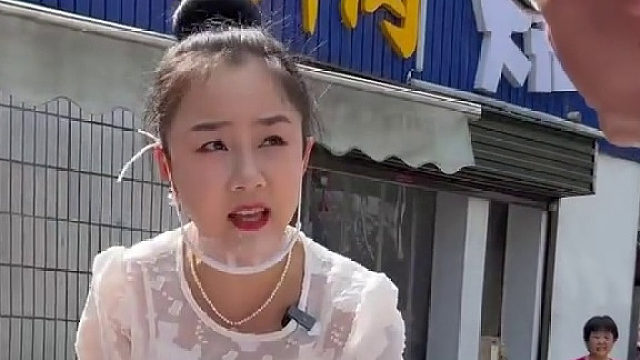 老外peter第一次吃粉汤羊血，吃法很老陕