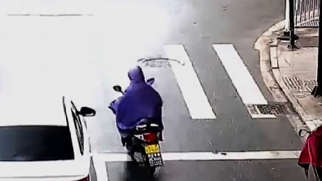 开车与电动车发生刮蹭，正确的处理流程