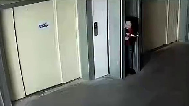 女子故意放下卷帘门，同事被爆头