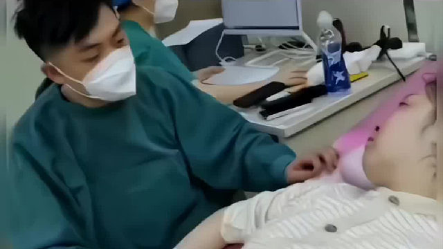 男子进产房只顾看媳妇，找不到孩子在哪，娃：早知道我哭一下报告一下位置