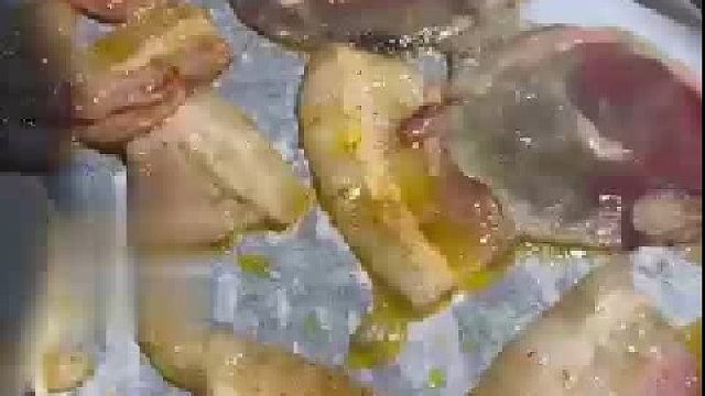 女子在一烤肉店烤肉，发现肉片发黑发绿。