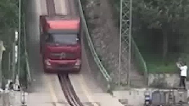 新研发的不锈钢防撞护栏通过全尺寸碰撞试验