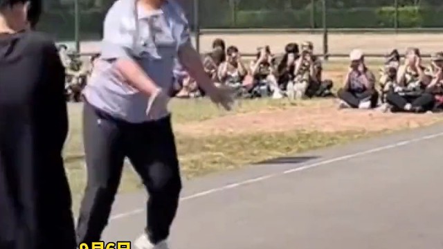 谁说胖子不能跳舞 ，男生军训时表演拉丁，大方自信又灵活可爱。