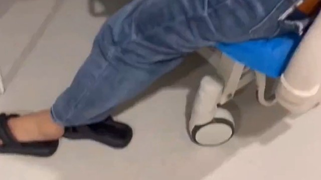 奶奶生病住院四个孙女陪护，护士：哪个才是病人？