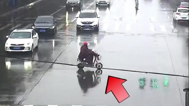 红灯闯不得你看这些都闯红灯的最好例子！