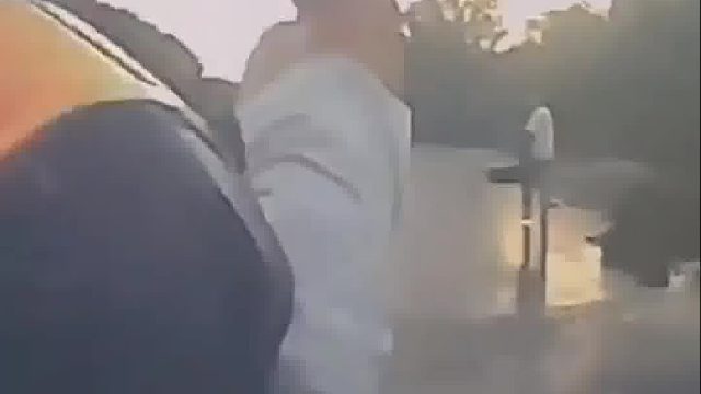 电车小哥被溅一身水，想理论呢又被撞！