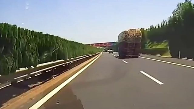 货车司机一个举动挽救了车祸的发生！