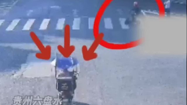 斑马线上骑车闯红灯，骑手拦腰撞上！