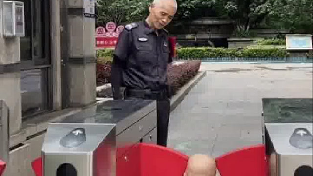 萌娃进小区，头太大被卡住，任保安大爷怎么劝说都不肯后退，25斤的体重，50斤的反骨