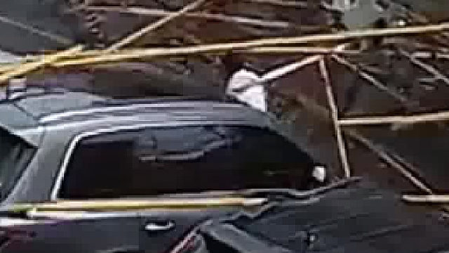 太险了！路边脚手架突然坍塌，男子精准避过所有伤害