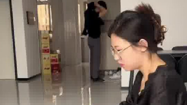 男：既然你换好了衣服，咱俩就提着泡面上馆子占个位吃吧