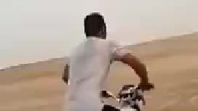 人类早起驯服摩托车的珍贵场面