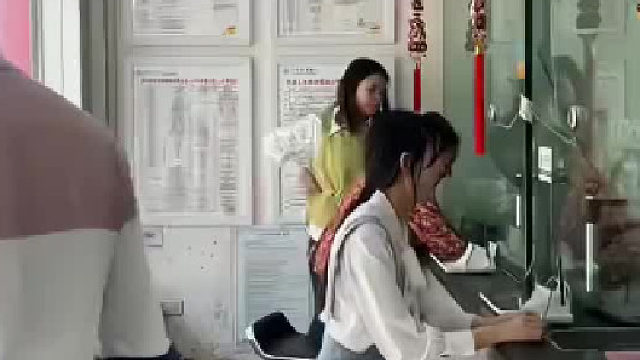 女孩帮母亲办业务，被银行要求证明是亲妈