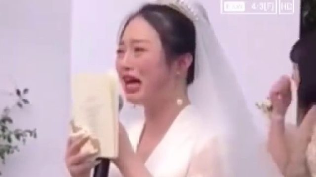 她闺蜜都在后面笑疯了