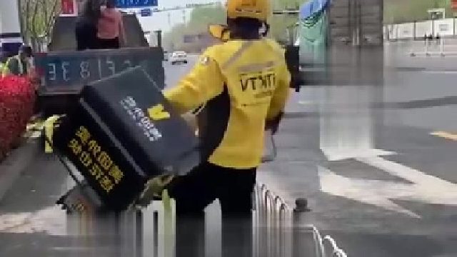 外卖小哥也是急了