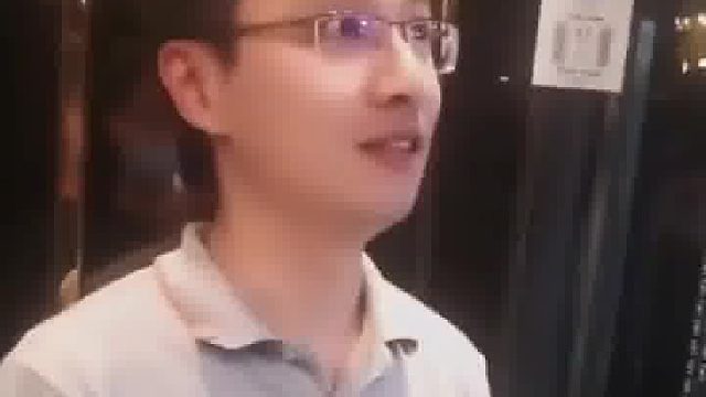 外卖员送餐坐电梯，男子将电梯楼层全都按了