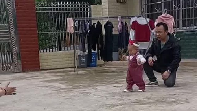 网友：后面的撒手不跟着，前面的接手不迎接