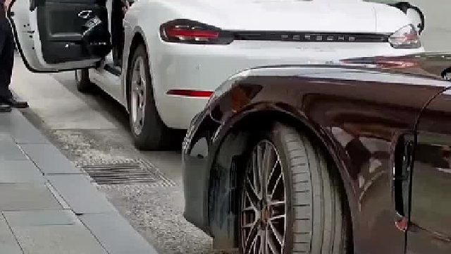 小姐姐开着保时捷，带妈妈来太古里购物，看都不看迈巴赫一眼