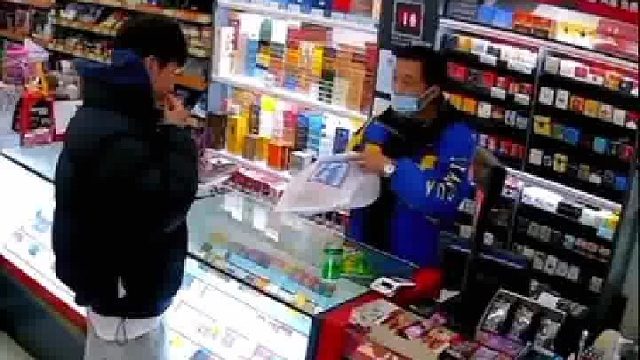 儿子假扮顾客偷偷回家，父亲高兴的像个孩子