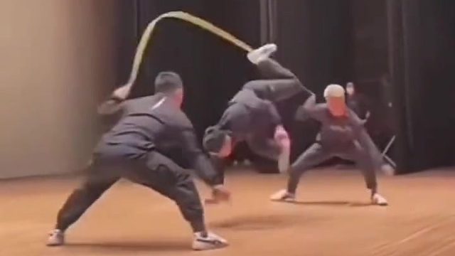 跳绳的厉害还是甩绳的厉害