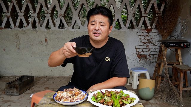 做个肥肠炒尖椒，整俩硬菜，白加啤一起整，这次过瘾了