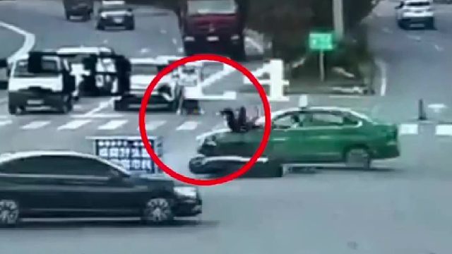 摩托车无证驾驶闯红灯戴头盔护安全！