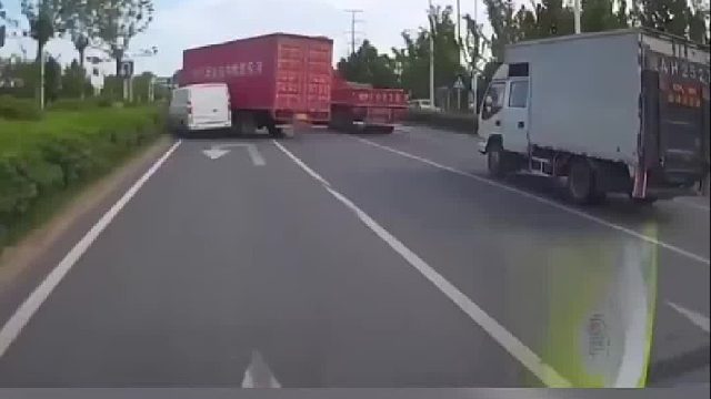 路口处碰撞谁责任更大呢？