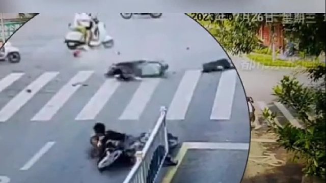 两辆摩托车猛烈相撞后，小伙骑上摩托车逃逸.....