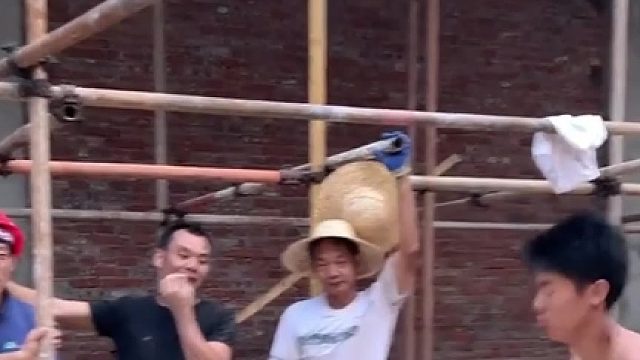 他曾经是国家级体操选手，如今沦落为工地搬砖