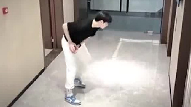 男生等电梯做出奇怪动作，外卖小哥撞见居然这样做