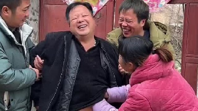 一家人本来就摘白菜，没想到两儿子又秀恩爱～俺拔是想逃又逃不掉