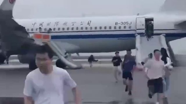 中国#国航CA403航班挂7700紧急代码 疑左侧发动机起火。