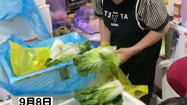 大妈买白菜剥掉菜叶只要菜心，你大妈还是你大妈，这生意难做