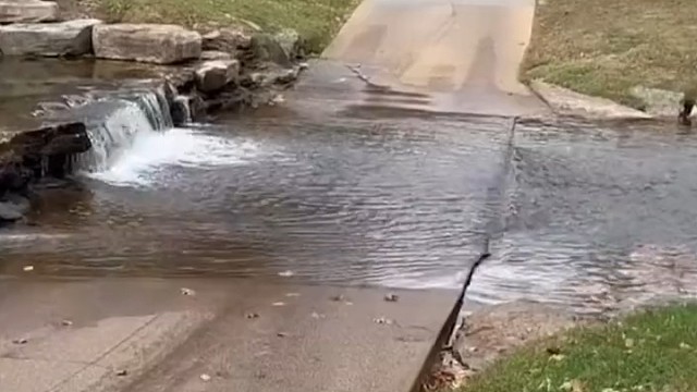 自行车挂俩轮，不属于三轮车